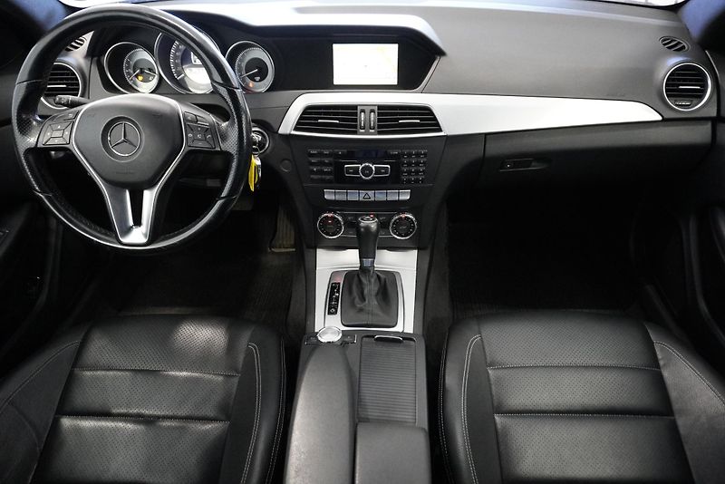 Mercedes-Benz Třídy C (2012) C350 3,5I V6 COUPE AMG-LINE  - fotka 24 z 31