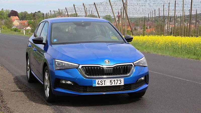 Škoda Scala a Říp v pozadí