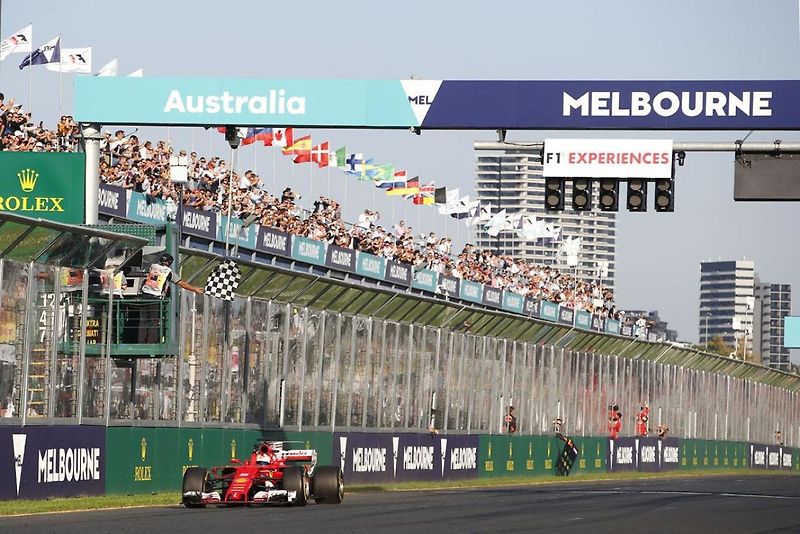 F1 2017 GP Austrálie - Sebastian Vettel (Ferrari) si užívá gratulace po příjezdu do pit lane
