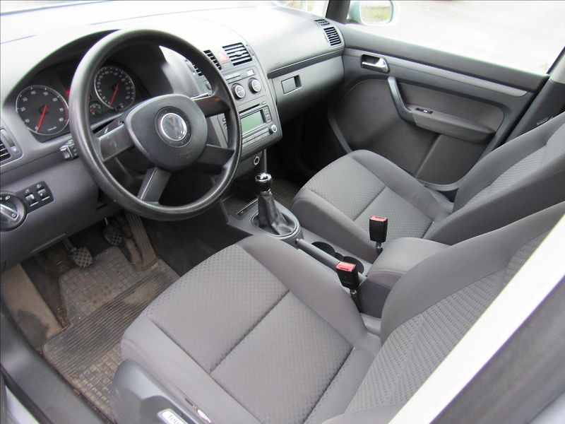 Volkswagen Touran 1,6 MPi 75kW - fotka 9 z 25