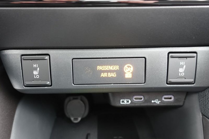 Toyota Yaris 1,5 HEV GR SPORT VIP Skyview - fotka 23 z 35