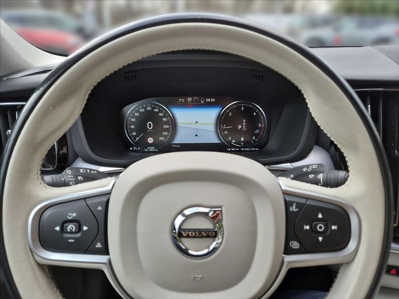 Volvo XC60 2,0 B4 AWD MOMENTUM+ - fotka 8 z 18