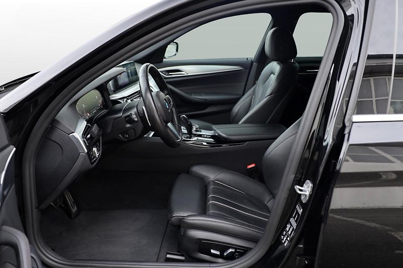 BMW Řada 5 520d xDrive Touring - fotka 16 z 22