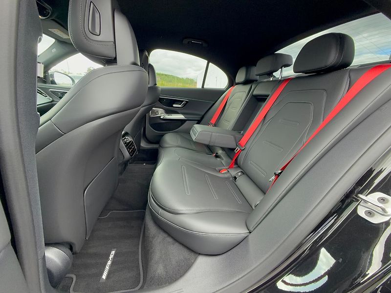 Mercedes-Benz Třídy E (2026) Mercedes-AMG E 53 HYBRID 4MATI - fotka 14 z 37