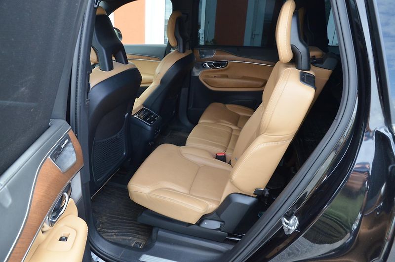 Volvo XC90 (2016) D5 // REZERVOVÁNO // - fotka 16 z 47