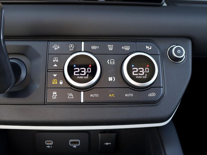 Land Rover Defender 3,0 D200 110 S 147kW CZ DPH Zá - fotka 23 z 34
