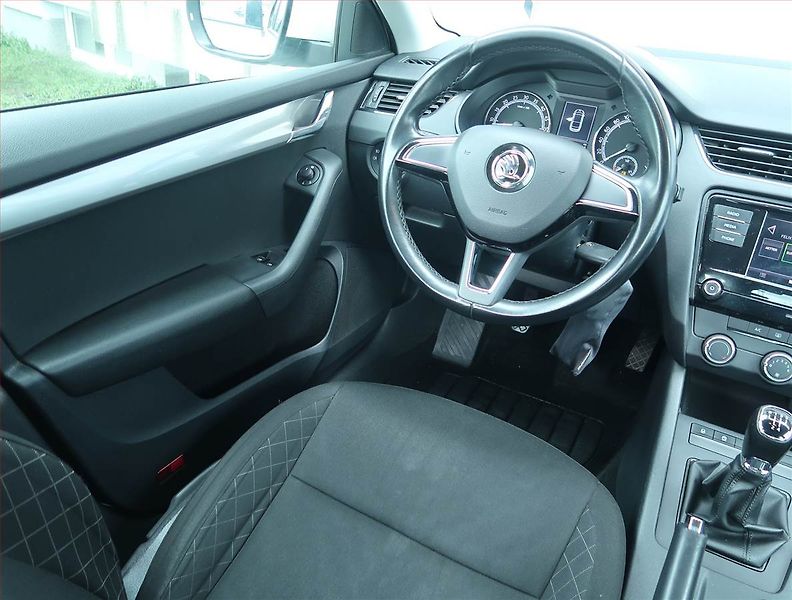 Škoda Octavia (2019) 1.6 TDI, Tempomat - fotka 7 z 14