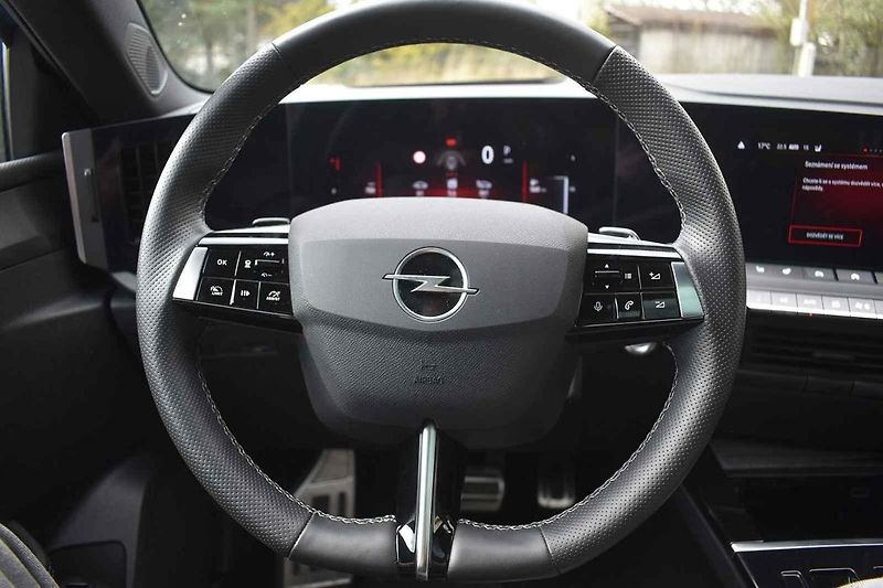 Opel Astra je dobře připraven pro dlouhé přesuny i na horších vozovkách.
