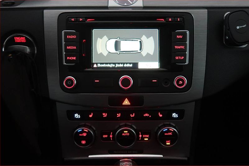 Volkswagen Passat (2014) 2.0 TDI, Automat, Navi, Xenony - fotka 12 z 20