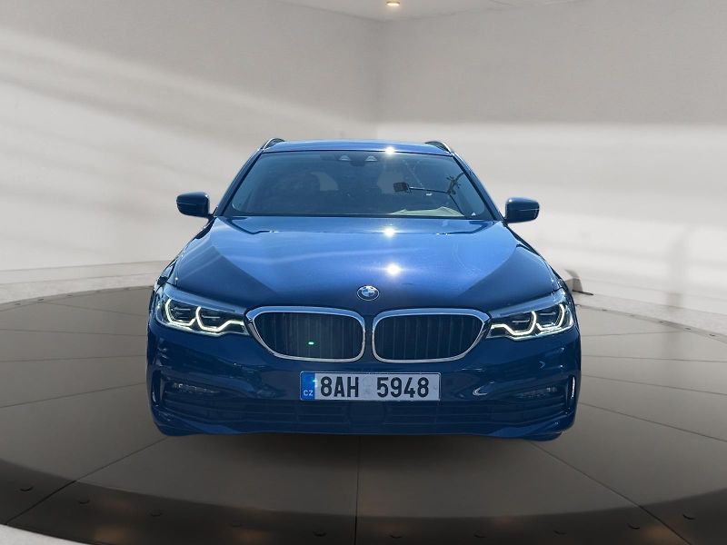 BMW Řada 5 (2020) TOURING 520d 140kW 4x4 CZ DPH - fotka 2 z 11