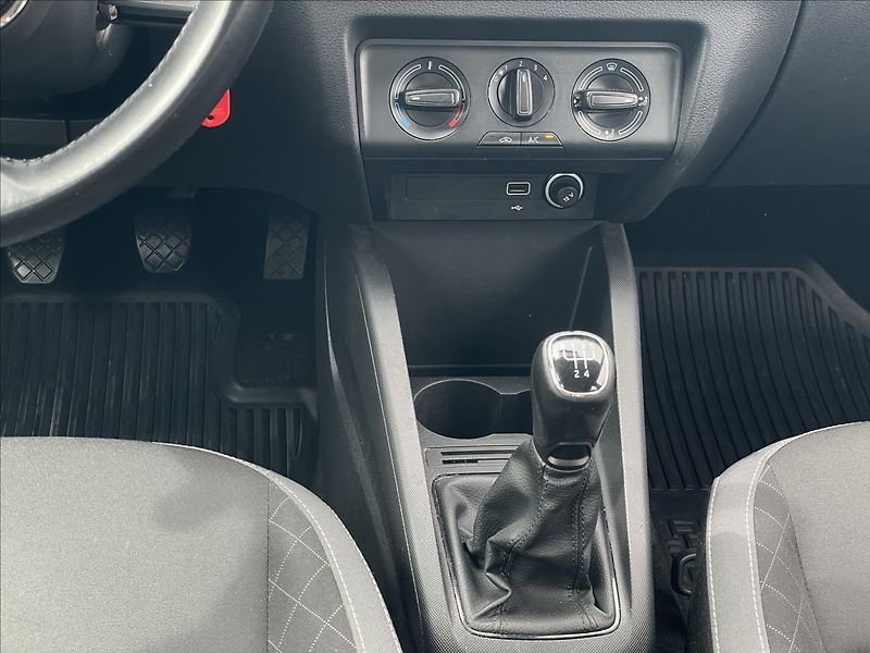 Škoda Fabia 1,0 TSI Ambition Plus PDC+AC - fotka 13 z 23