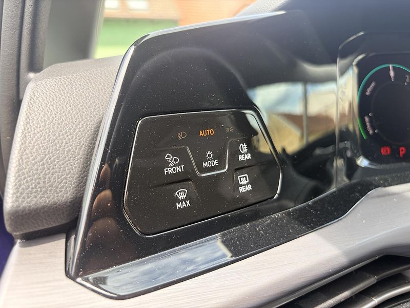 Volkswagen Golf 1.4TSI HYBRID VIRTUAL LED - fotka 13 z 50