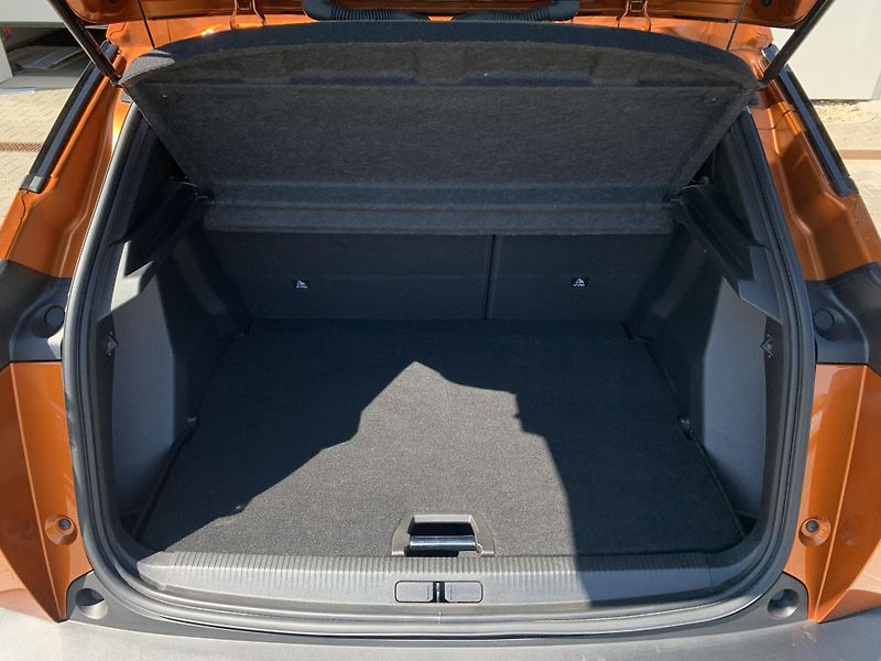 Peugeot 2008 ALLURE 1,2 PureTech 96kW AT - fotka 5 z 30