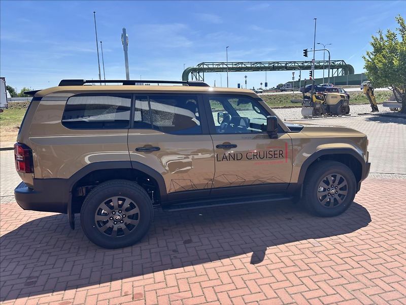 Toyota Land Cruiser 2,8 MHEV Invincible - fotka 6 z 12