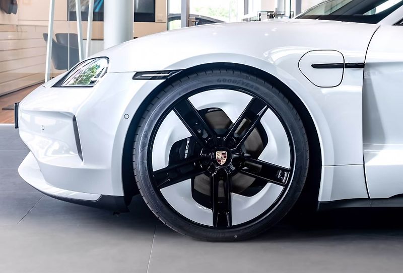 Porsche Taycan 4 SportDesign Matrix ACC 360 - fotka 7 z 22