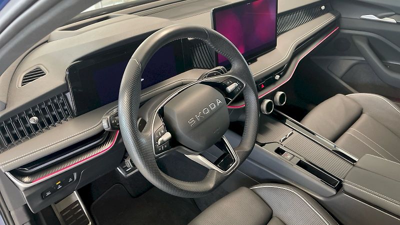 Škoda Superb (2025) kombi Sportline iV 1.5TSI 110k - fotka 32 z 37