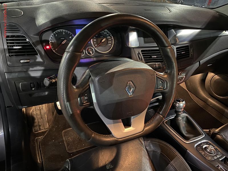 Renault Laguna (2010) 2.0 dCi 4Control, Xenon, AC - fotka 12 z 17