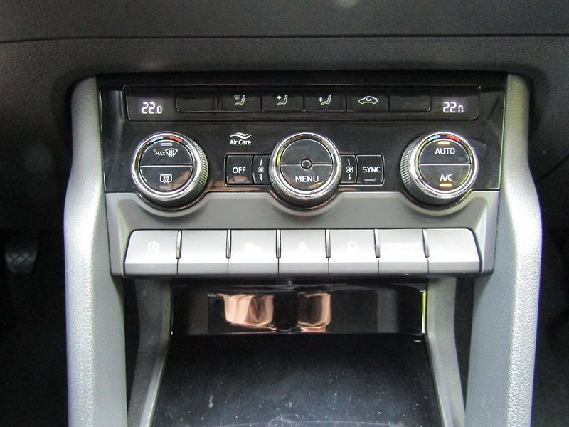 Škoda Karoq (2019) 1.0 TSI 81kW KAMERA - fotka 37 z 41