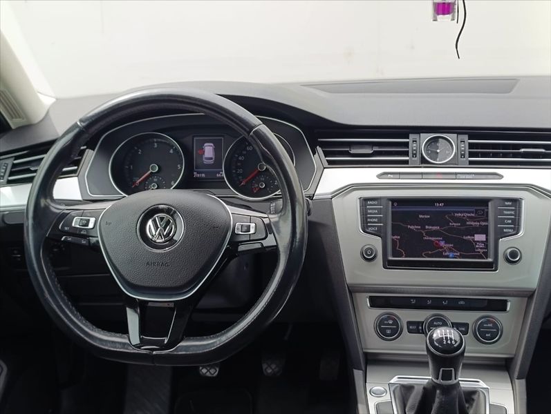 Volkswagen Passat 1,6 TDi Aut.klima Navi Kamera - fotka 16 z 34