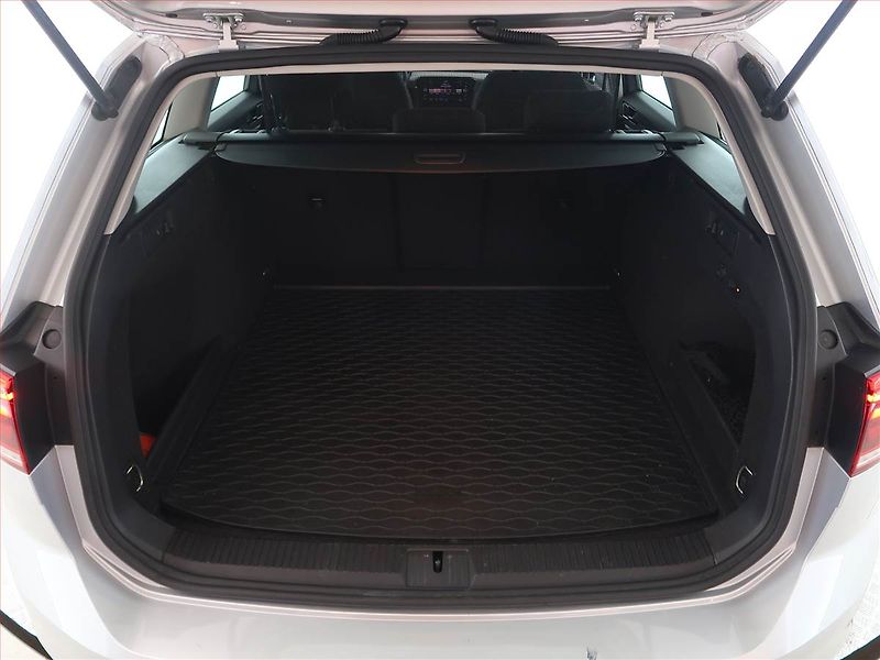 Volkswagen Passat (2020) 2.0 TDI, Automat, Navi - fotka 14 z 28