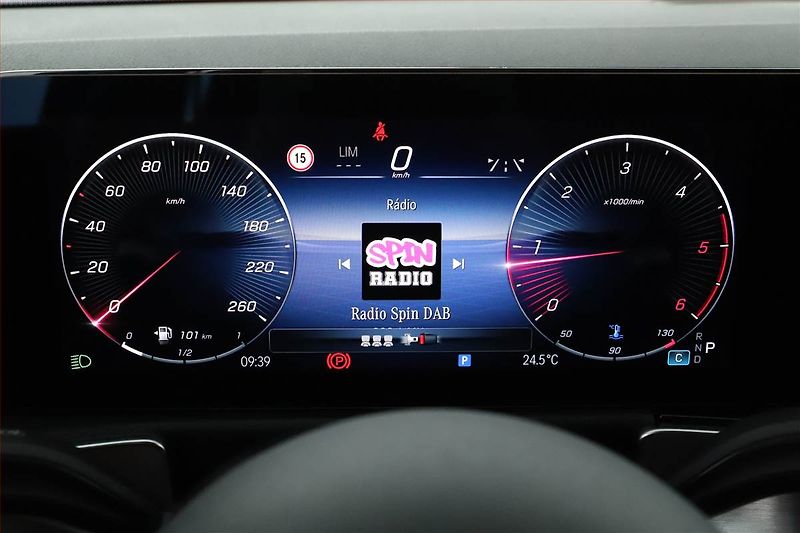 Mercedes-Benz GLB (2025) 200 d, AMG Line, Navigace - fotka 8 z 25
