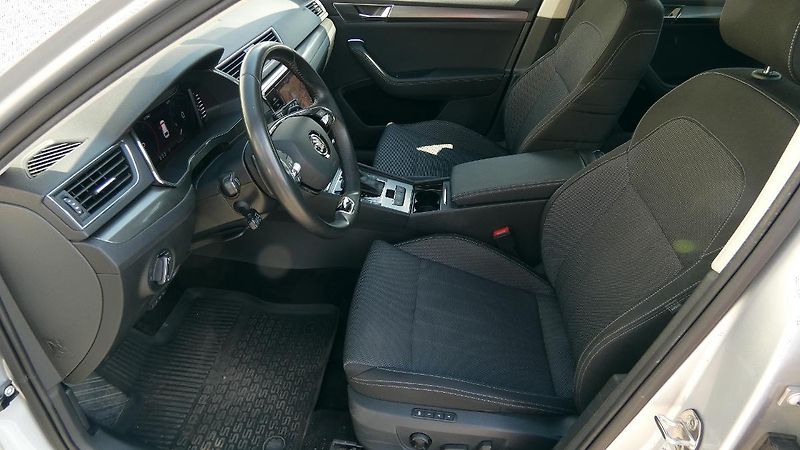Škoda Superb Combi 2,0 TDI DSG Style - fotka 19 z 25