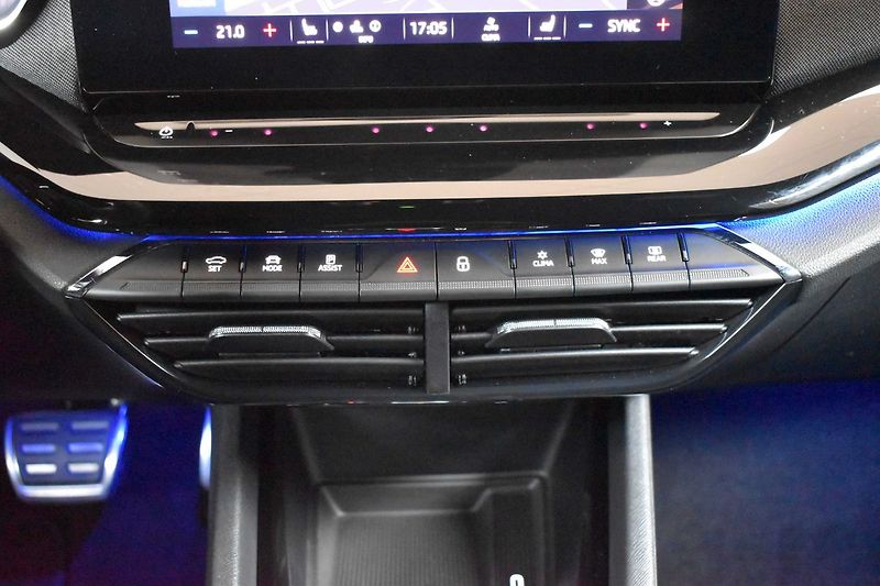 Škoda Octavia 2.0 TSI SPORTLINE*DCC*4x4*ČR - fotka 29 z 57