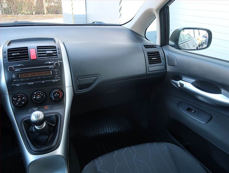 Toyota Auris (2010) 1.6 Valvematic - fotka 8 z 18