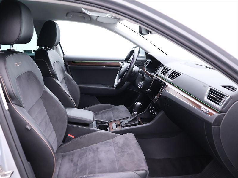 Škoda Superb 2,0 TDI 140kW DSG Scout 4x4 CZ - fotka 12 z 32
