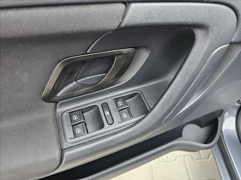 Škoda Fabia II 1,2TSi 63KW Ambiente - fotka 15 z 43