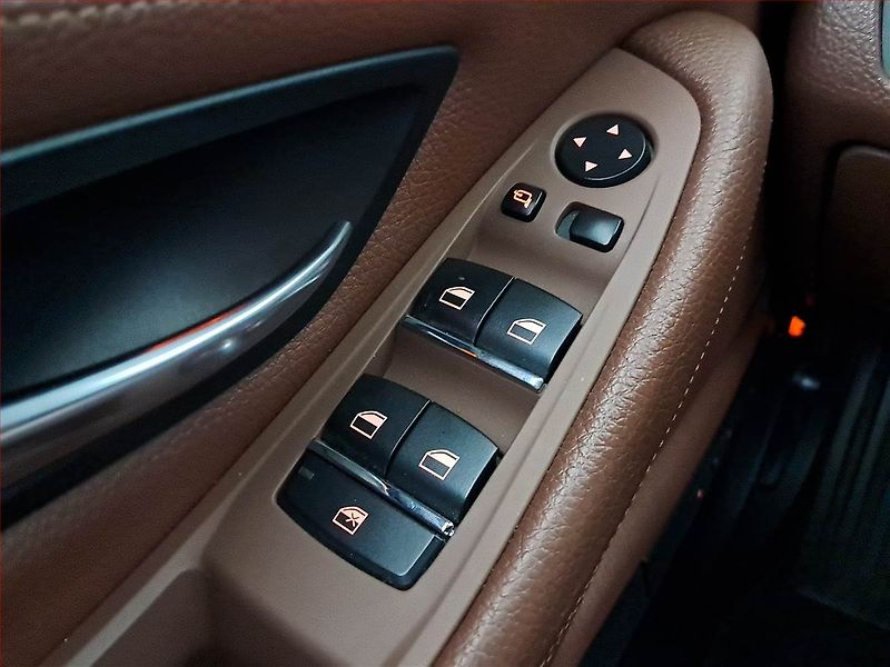 BMW Řada 5 (2012) 525d xDrive, 4X4, Automat - fotka 16 z 21