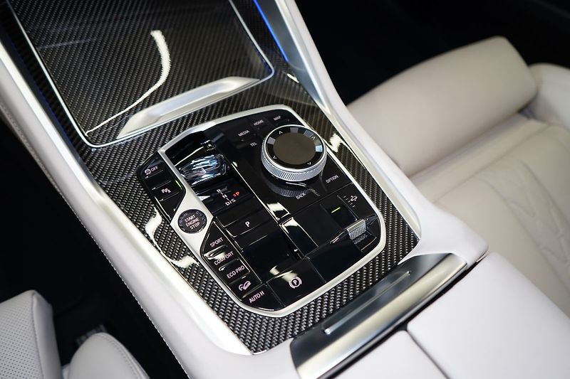 BMW X6 30d xDrive, Vzudch, Masáž - fotka 39 z 47