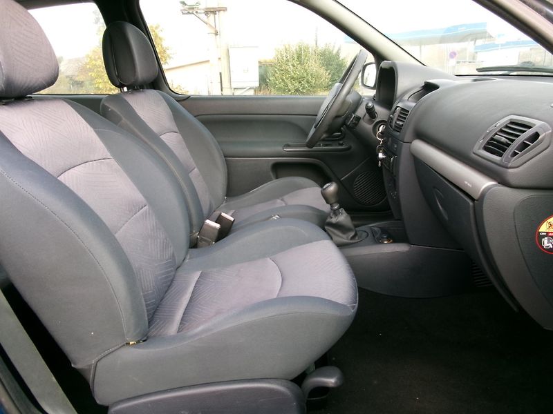 Renault Clio (2003) 1,2 16V AUTOKLIMA - fotka 20 z 21