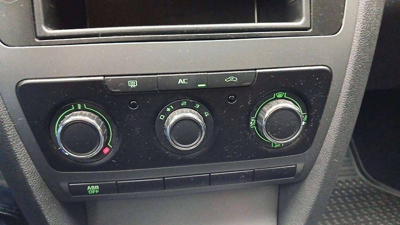 Škoda Octavia Tour 1.6MPI MT5 - fotka 21 z 33