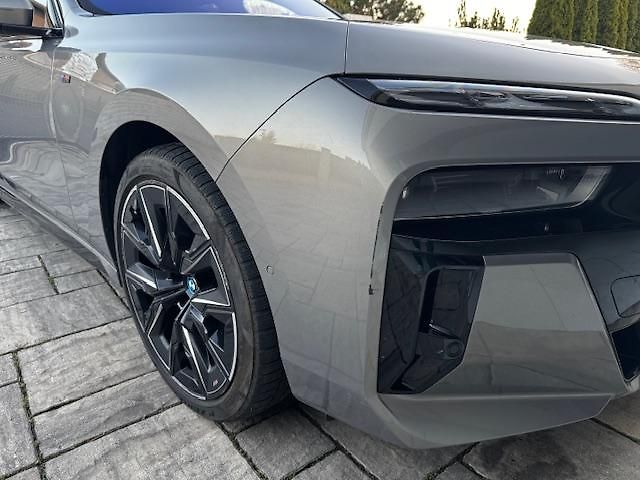 BMW i7 (2022) xDrive60 - fotka 6 z 14