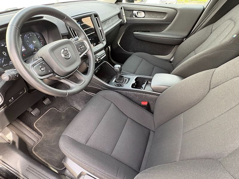 Volvo XC40 Momentum core T2 95kW - fotka 12 z 23