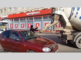 Zabetonovaný vůz měl být původně dárkem pro manželku.