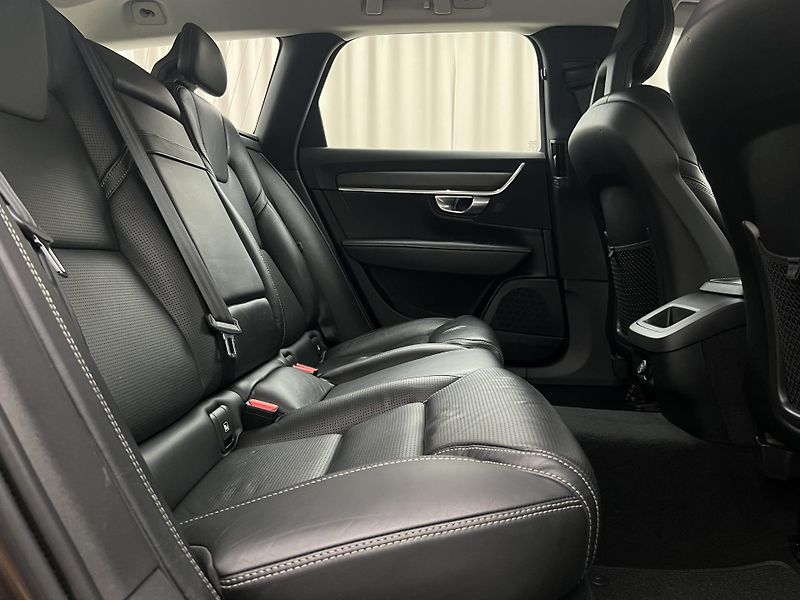 Volvo V90 CC D5 AWD PRO CZ 1. maj. - fotka 19 z 44