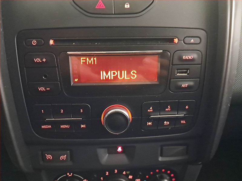 Dacia Duster (2015) 1.6 SCe, 4X4, Tempomat - fotka 13 z 17
