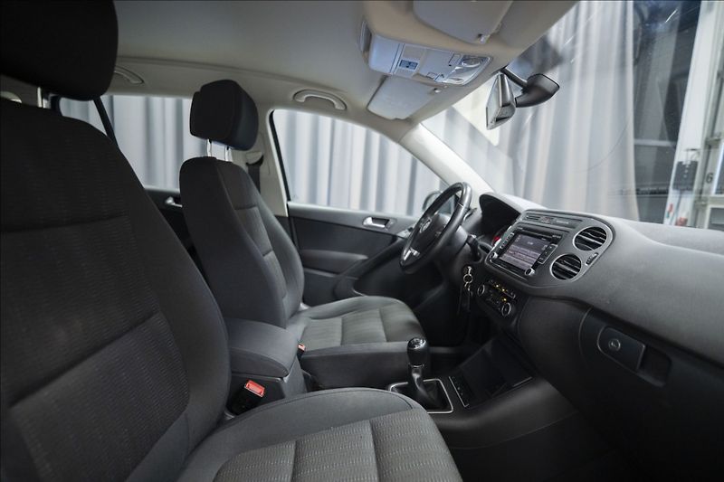 Volkswagen Tiguan 1,4 TSI KAMERA VÝHŘEV TAŽNÉ ČR - fotka 8 z 38