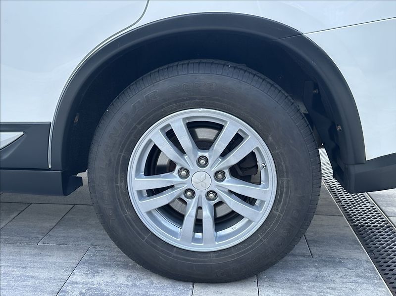 Mitsubishi Outlander 2,0 150PS  Intense A/T 4x4 - fotka 43 z 53