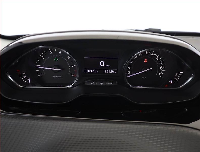 Peugeot 2008 (2018) 1.2 PureTech, ČR,1.maj, Kůže - fotka 9 z 16