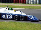 Šestikolka Tyrrell P34 při závodu historických F1 v roce 2000.