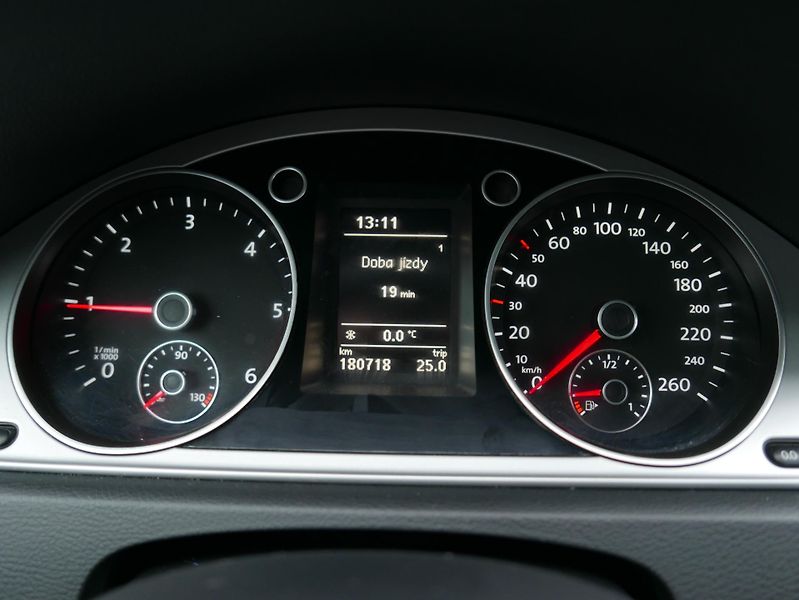 Volkswagen Passat 1,6 TDI 77kW Kombi - fotka 26 z 38