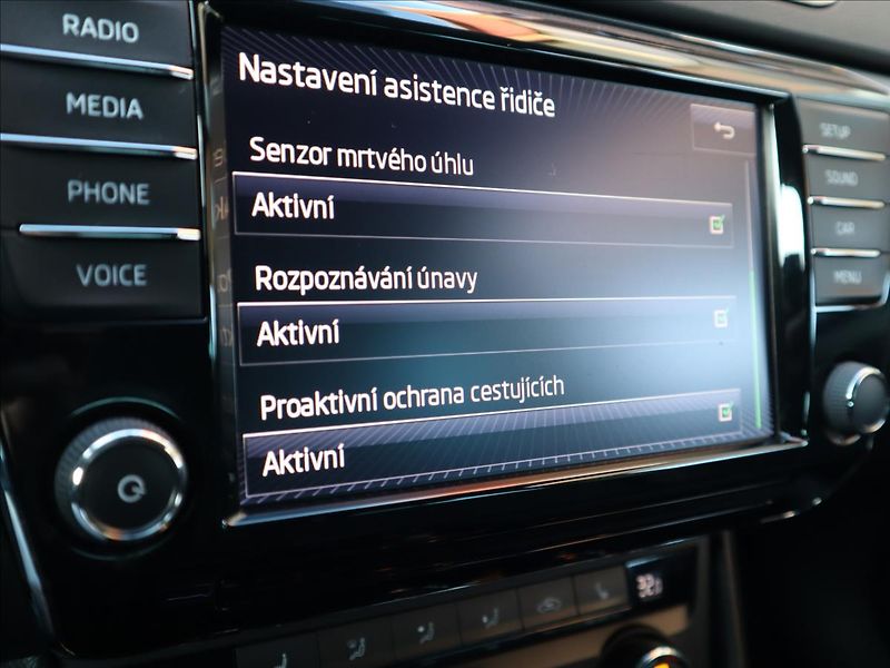 Škoda Superb 2,0 TDi, Kessy, FrontAssist, P - fotka 20 z 40