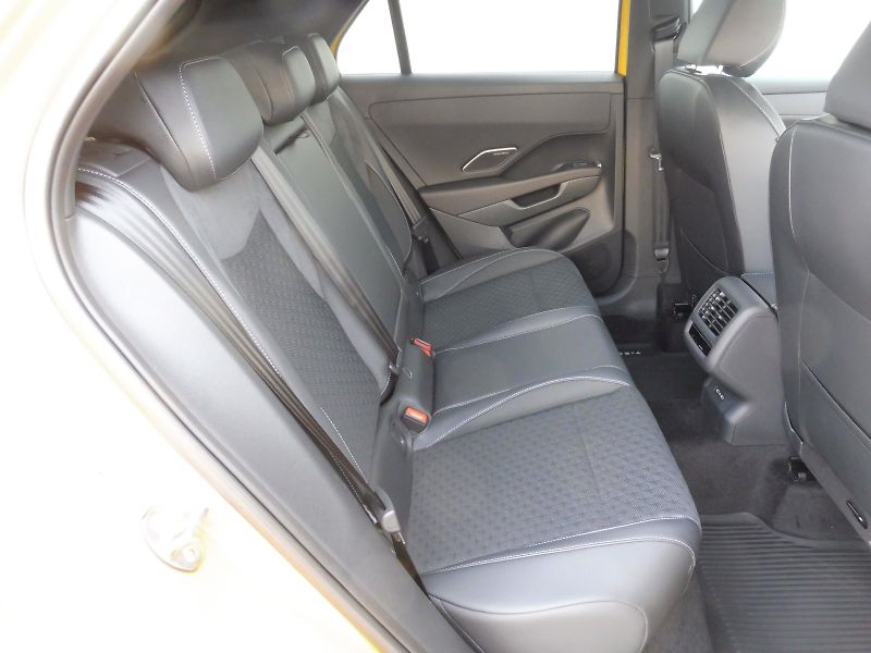 Volkswagen T-Roc (2026) R-Line 1,5 eTSI 110kW mHEV DSG - fotka 23 z 32