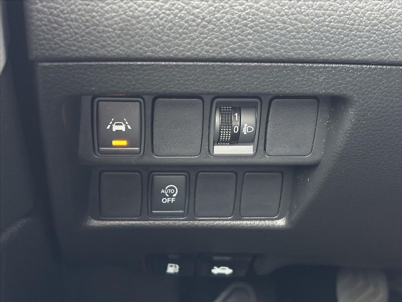 Nissan Qashqai 1,3 DIG-T Acenta VÝHŘEV KAMERA - fotka 26 z 37