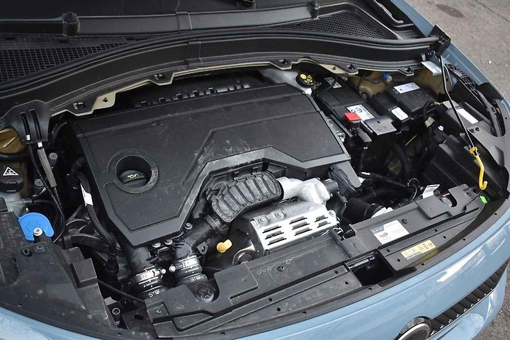 Spalovací motor není z nejsilnějších.