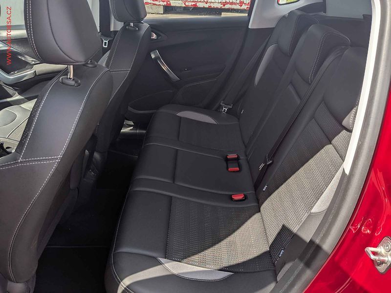 Peugeot 2008 (2018) 1.6 Blue HDi, 1.maj,ČR - fotka 10 z 14