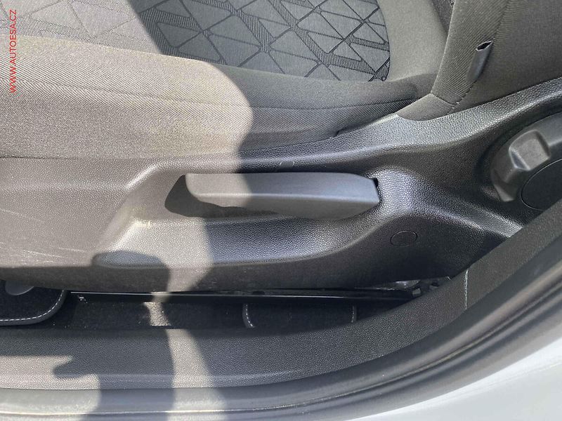 Opel Corsa (2019) 1.4 120, Edition, kamera - fotka 14 z 17